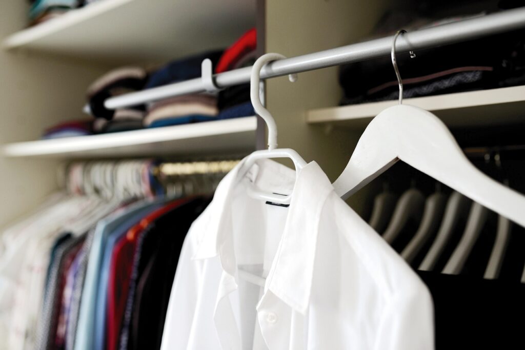 Découvrir le charme du portant vêtements en bois et bambou naturel