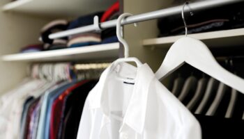 Découvrir le charme du portant vêtements en bois et bambou naturel